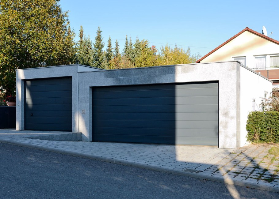 Гараж в заборе