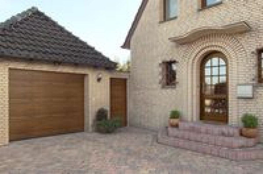 Красивый фасад гаража