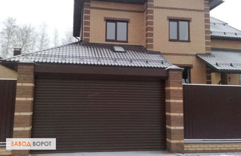 Дом с гаражом и забором