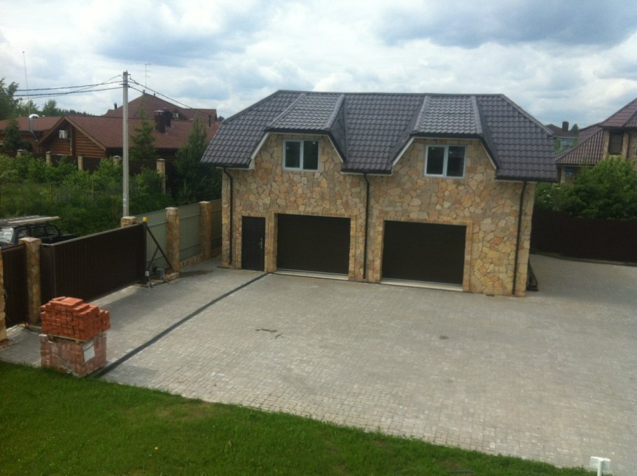 Гараж перед домом