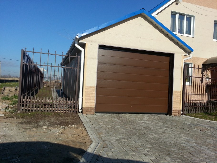 Гараж рядом с домом