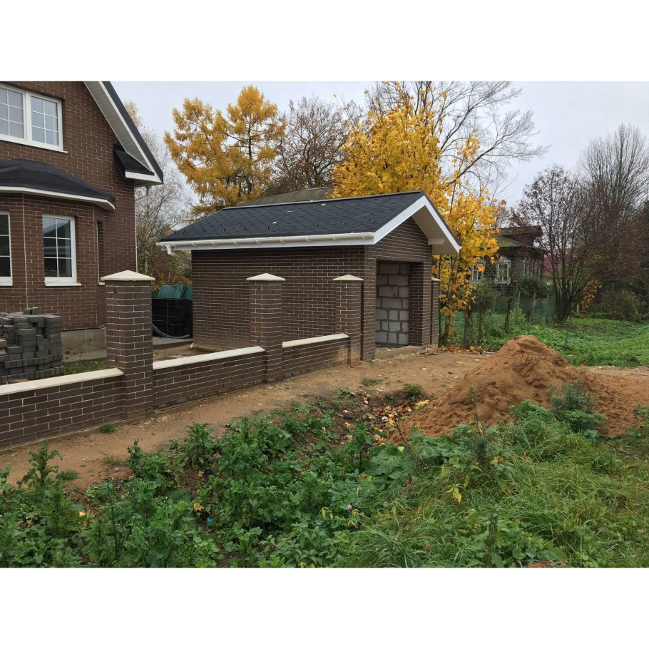 Гараж с забором из кирпича