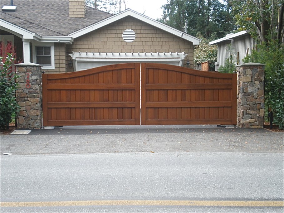 Гараж у забора частного дома