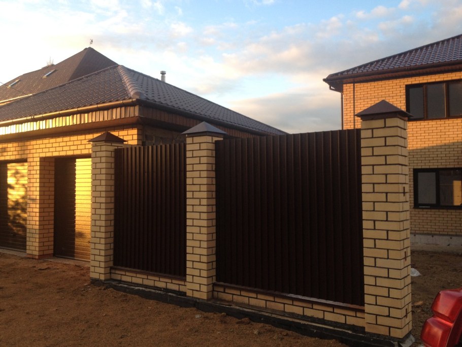 Забор RAL 7024 И черный кирпичный столб