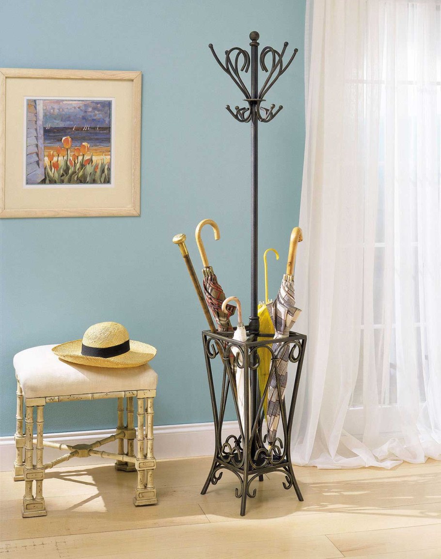 Зонтик на вешалке в прихожей