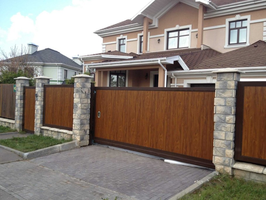 Забор в частном доме