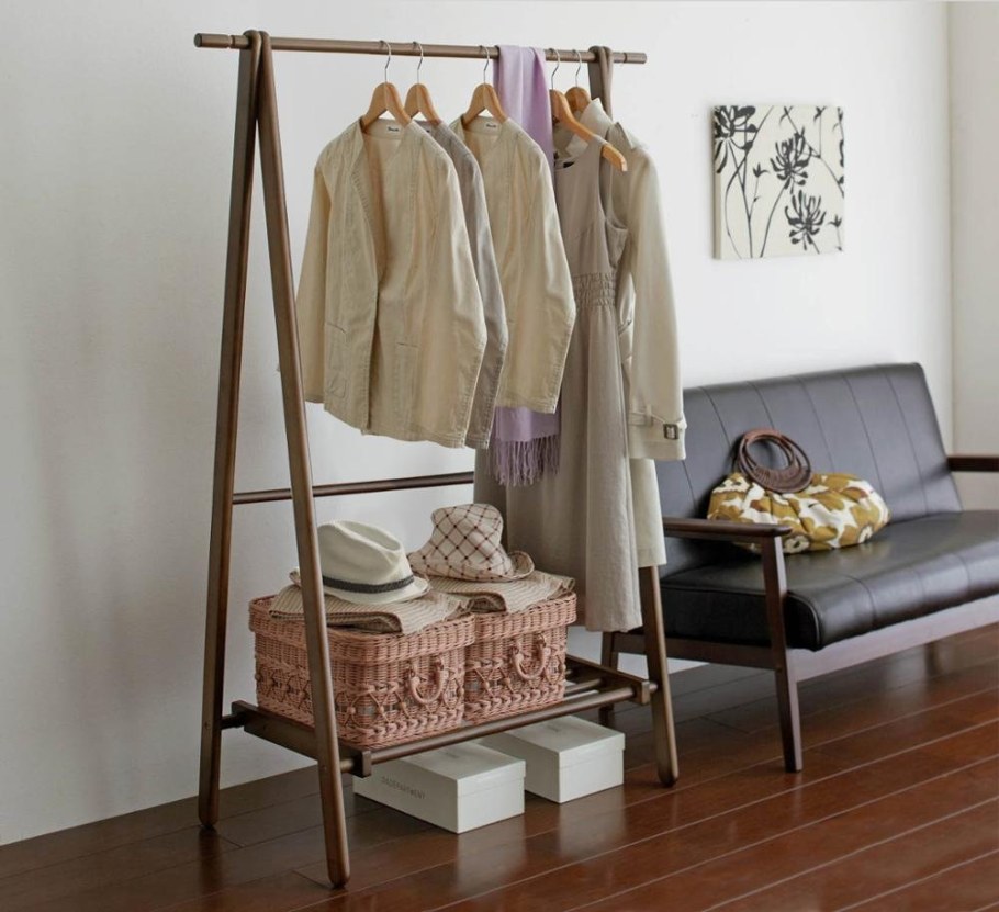 Вешалка в спальню для одежды напольная