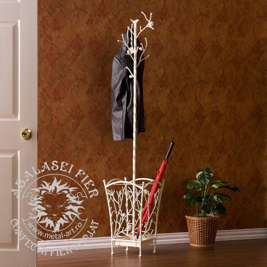 Зонтик на вешалке в прихожей