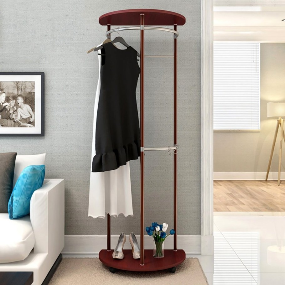 Стойка для одежды в спальню