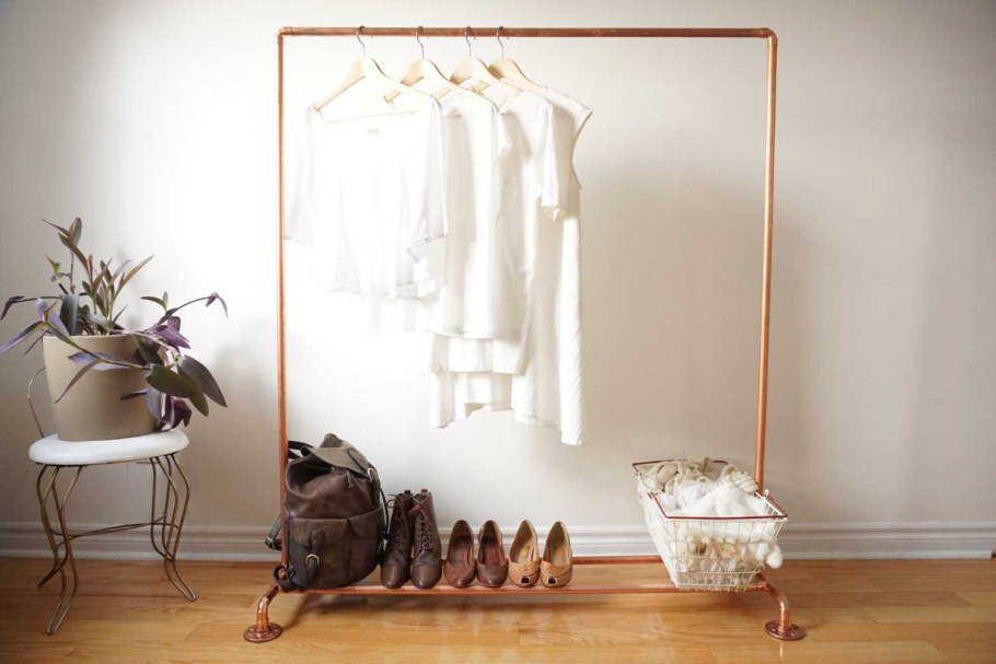 Комната с напольной вешалкой