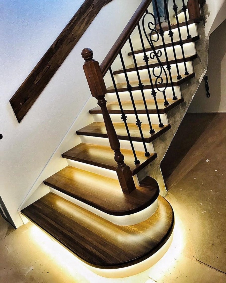 Бетонная лестница обшитая деревом с забежными ступенями