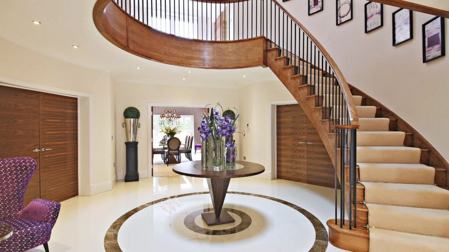 Деревянная лестница в интерьере