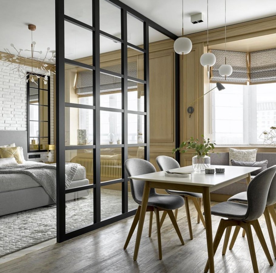 Стеклянная перегородка между кухней и гостиной