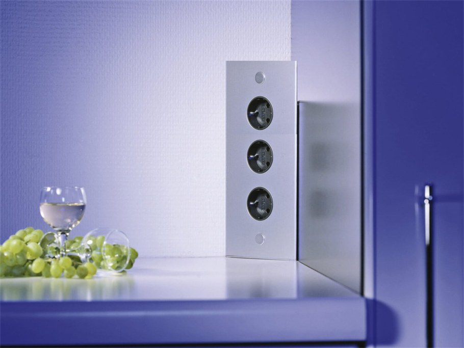 Угловая розетка для кухни