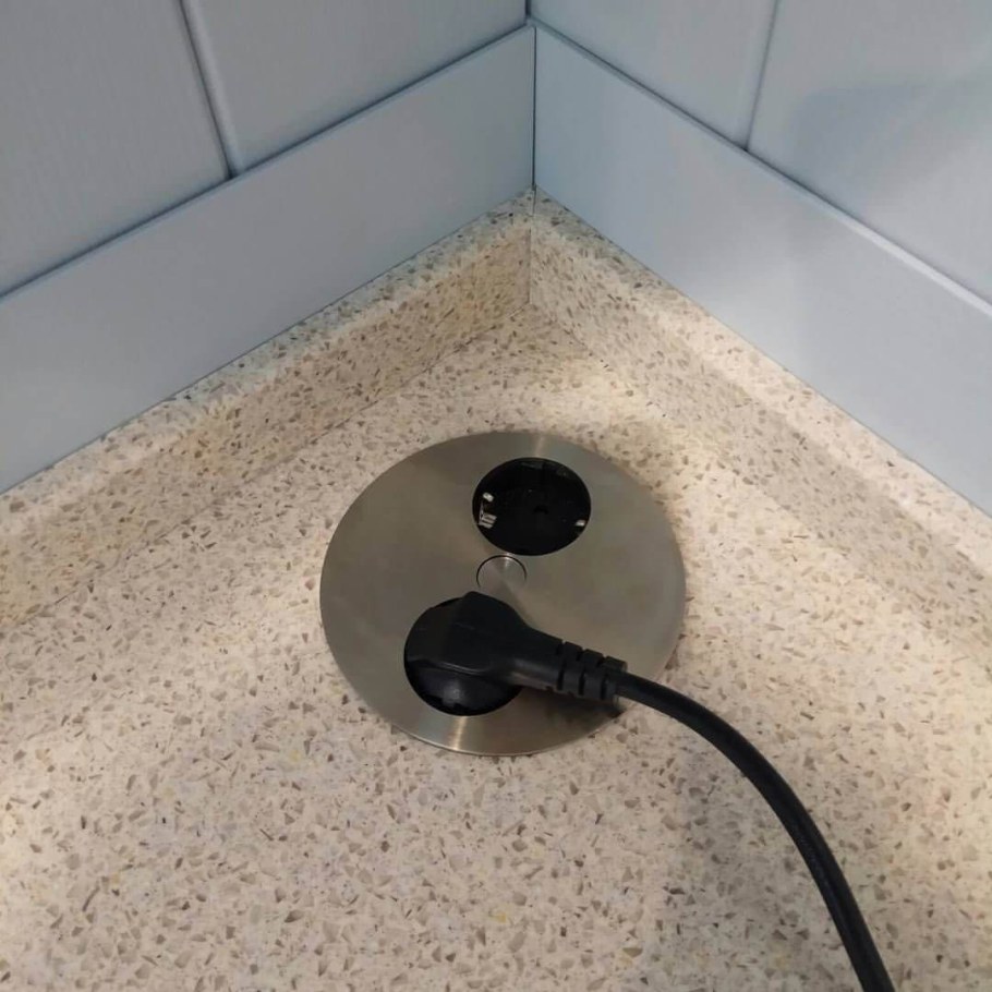 Розетки в столешницу на кухне