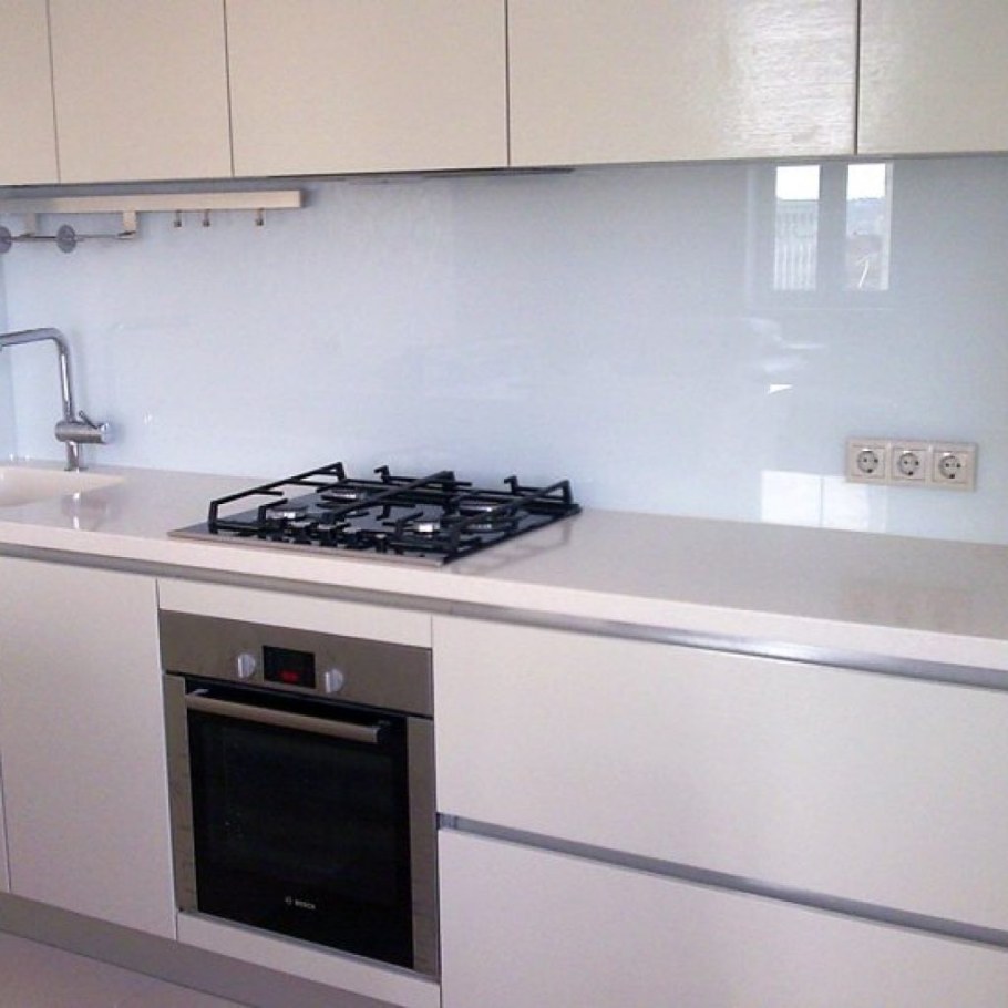 Розетки на фартуке кухни