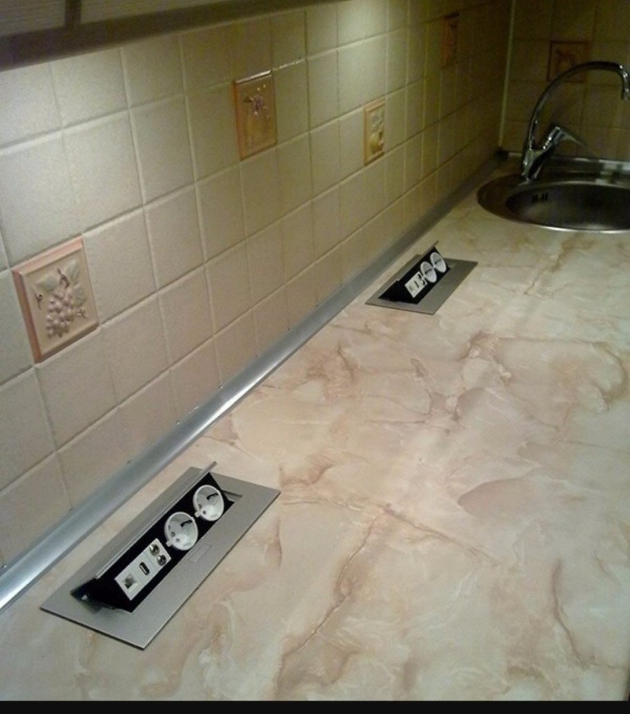 Встроенные розетки в кухонную столешницу