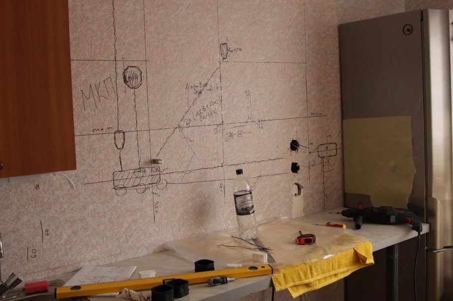 Розетки на фартуке кухни