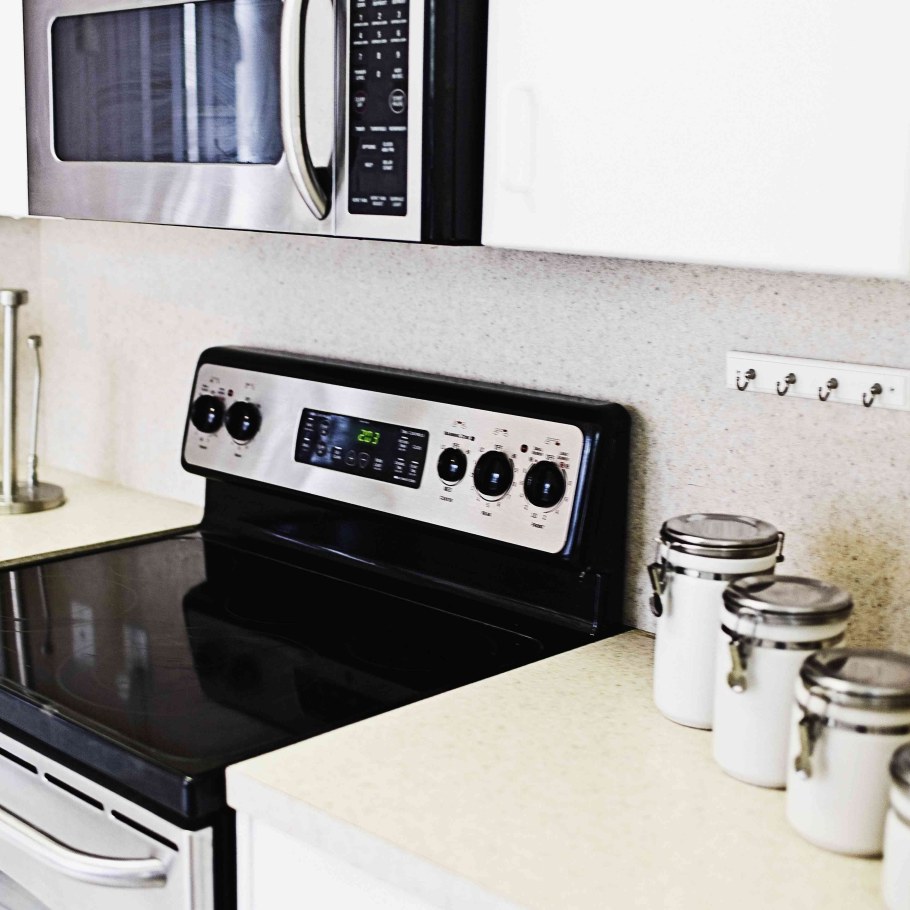 Скрытые розетки для кухни