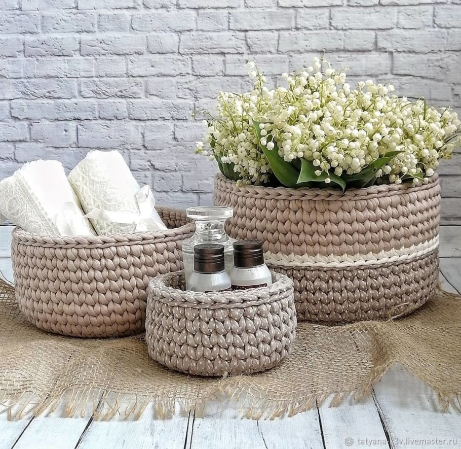 Вязаные корзины в интерьере
