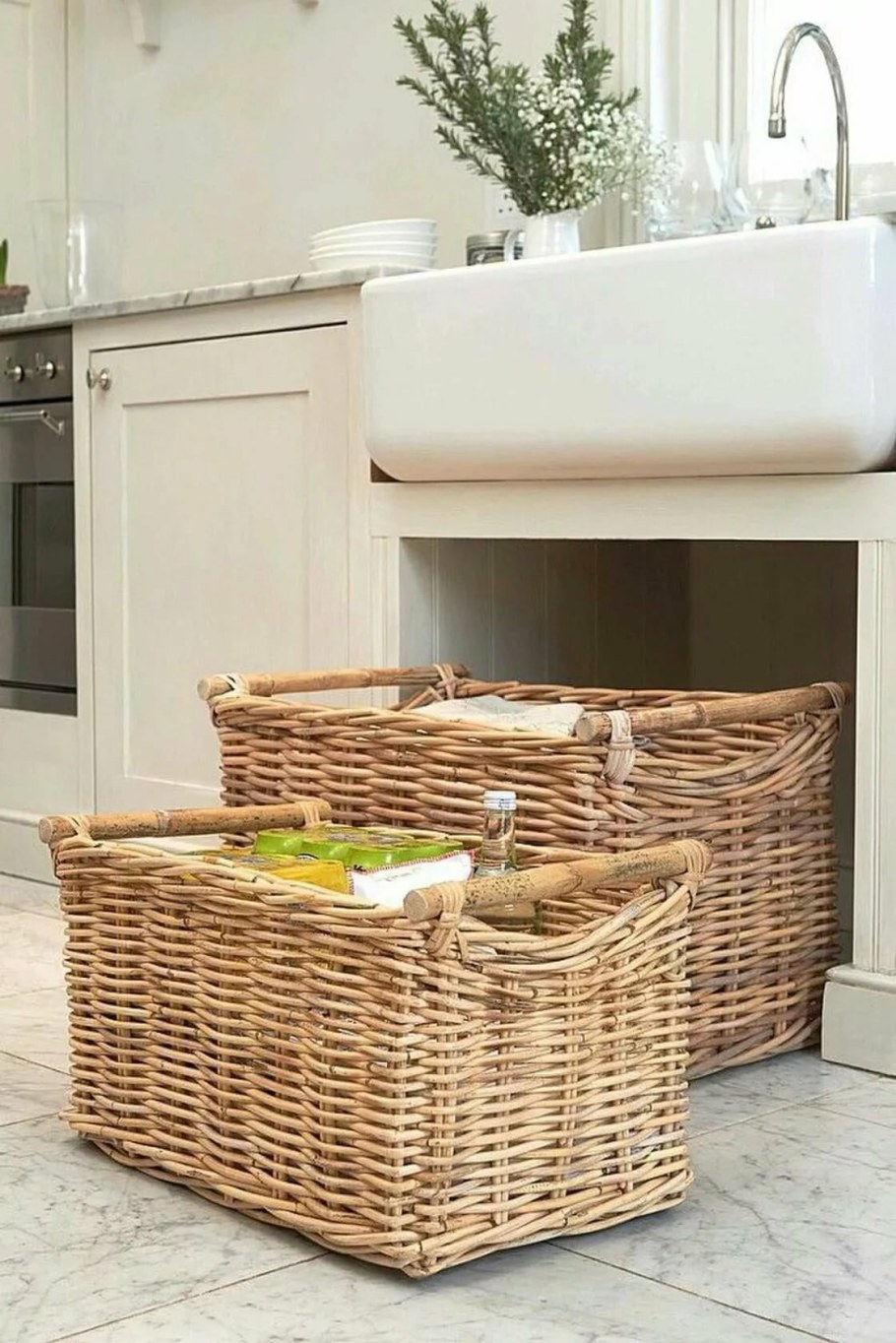 Плетеные корзины в интерьере кухни