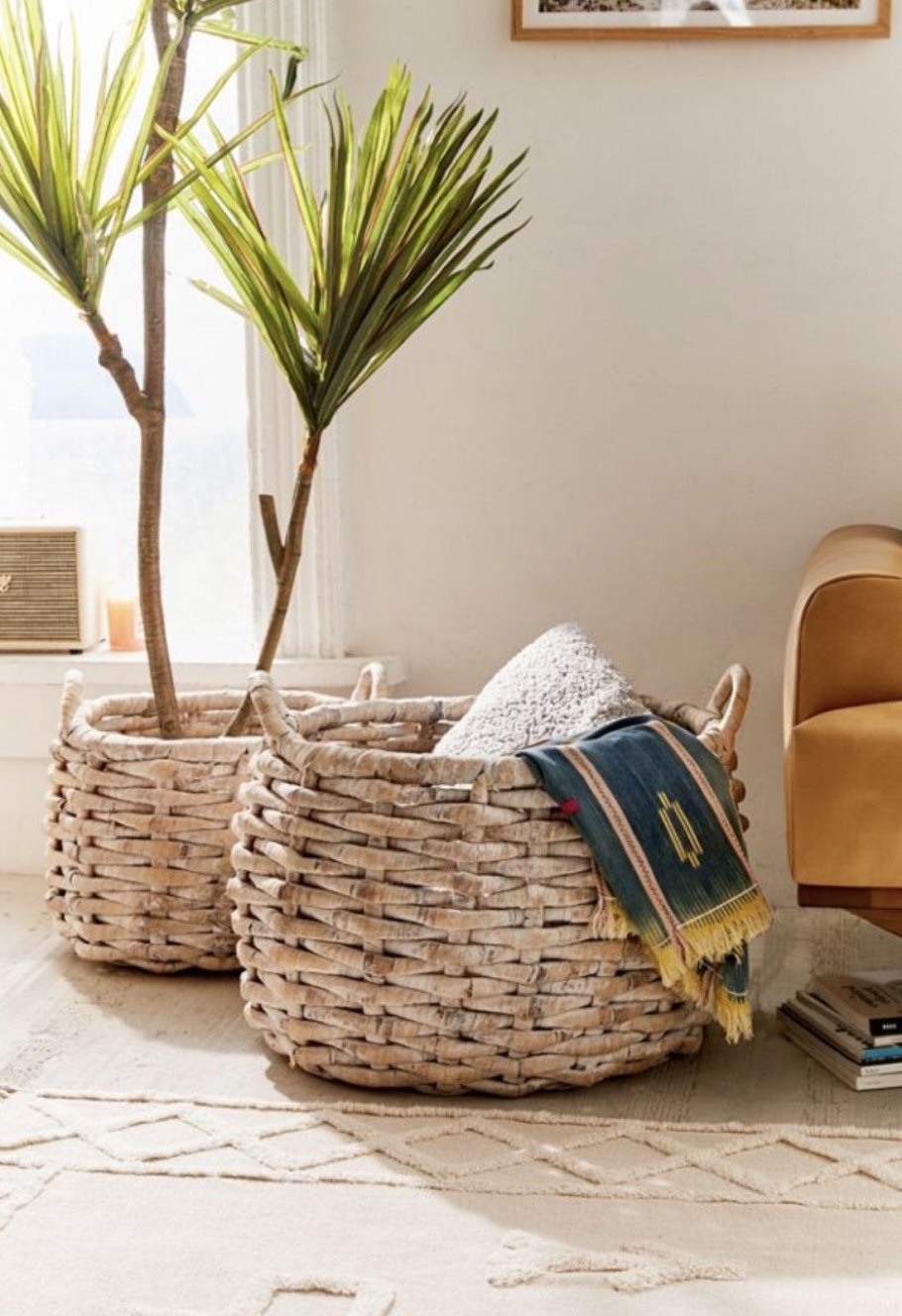 Корзины в интерьере гостиной