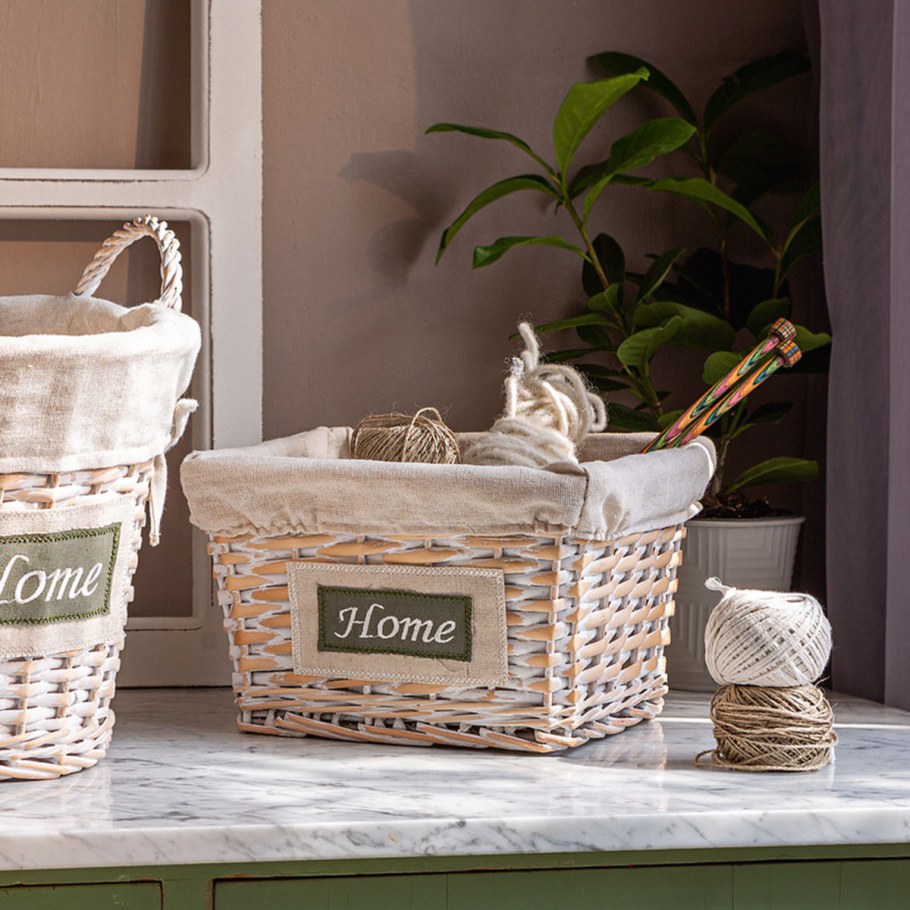 Корзина с вещами