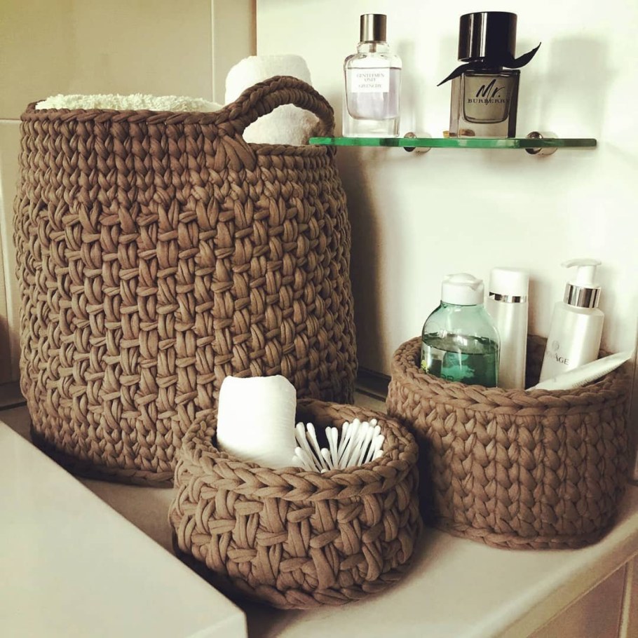 Трикотажные корзины в интерьере