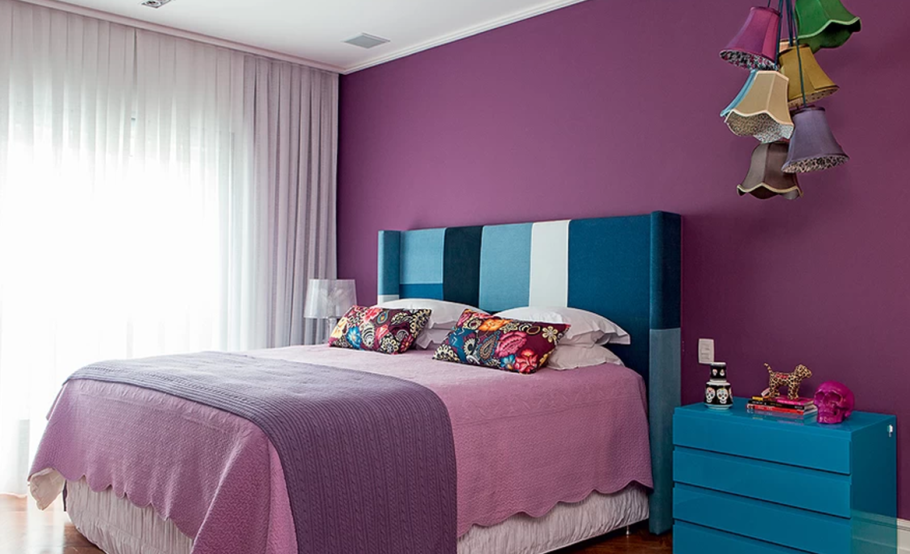 Сиреневые стены в спальне