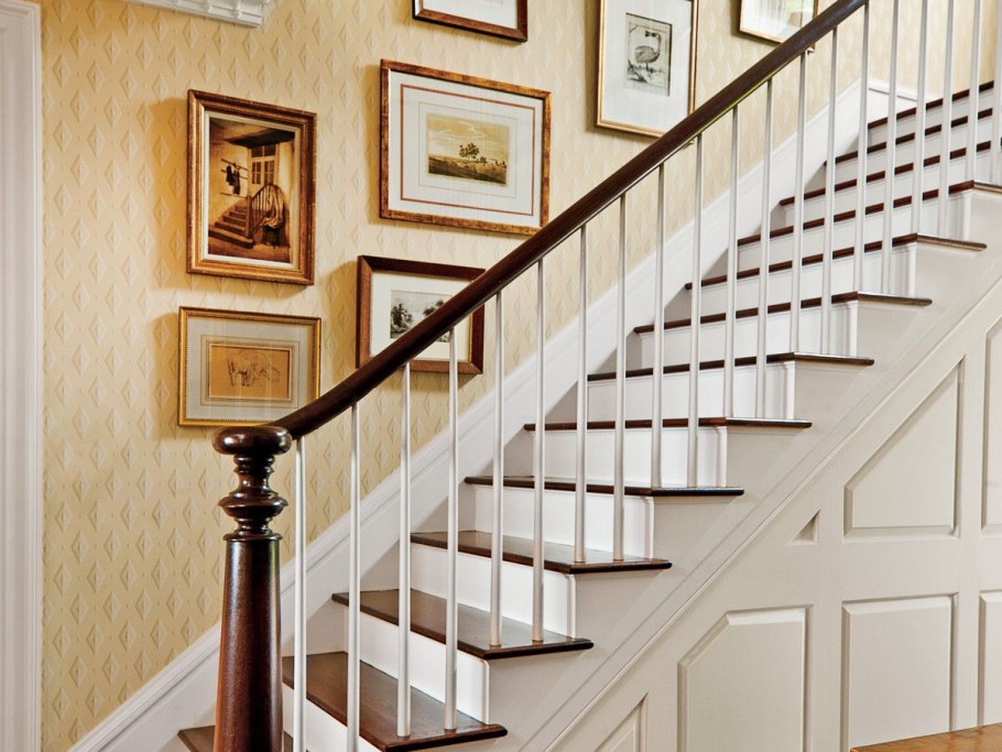 Отделка лестницы молдингом