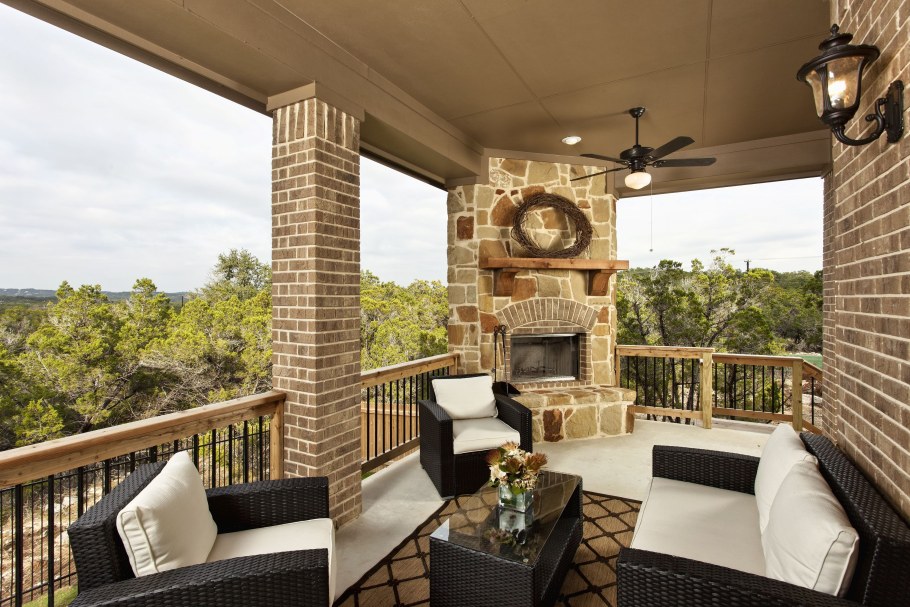 Терраса с кирпичными колоннами