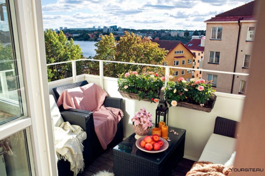 Красивый открытый балкон