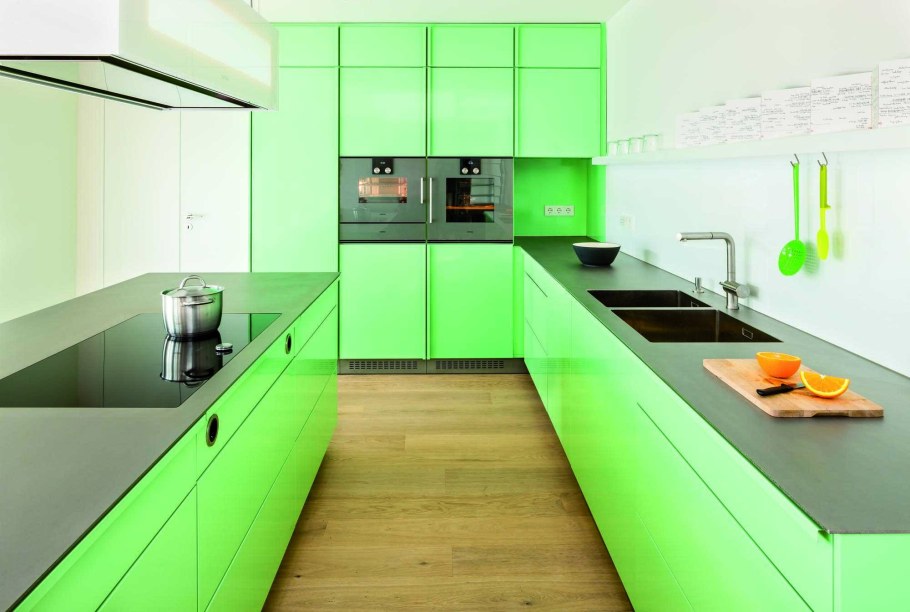 Кухня с зелеными стенами