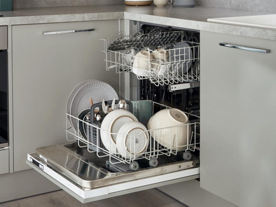 Посудомоечная машина в интерьере кухни