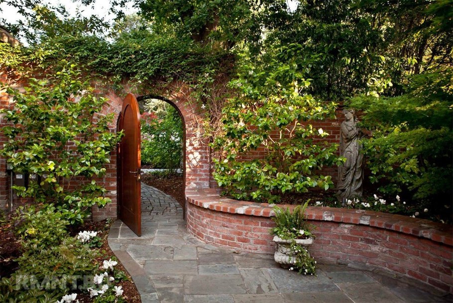 Грот беседка в саду