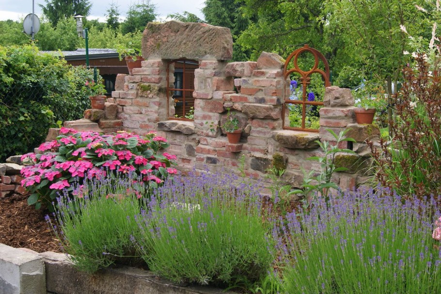 Декоративные стенки в саду