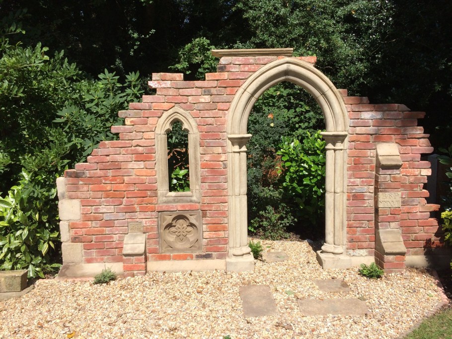 Арка из камня в саду