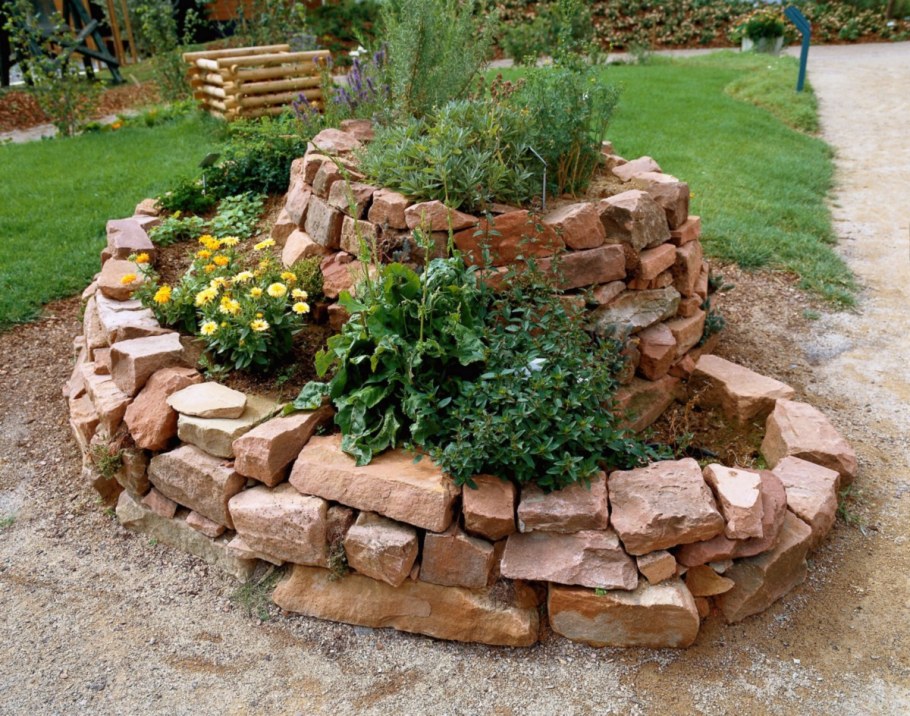 Клумба из кирпича