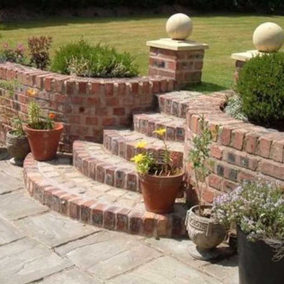 Кирпичная подпорная стенка