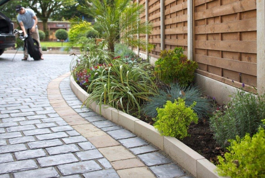 Цветник вдоль дорожки