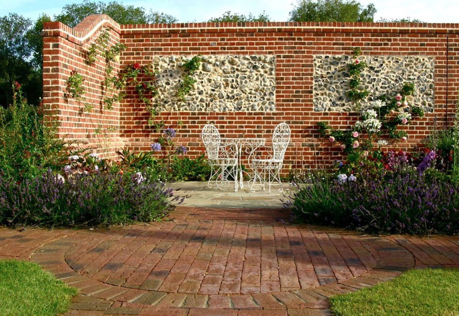 Ландшафтная стенка из кирпича