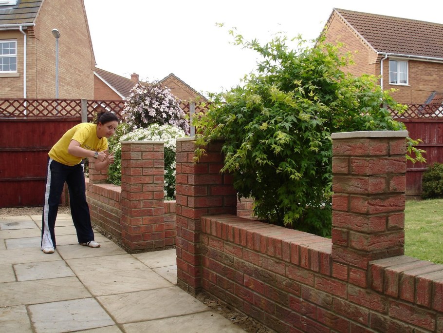 Забор из декоративного кирпича