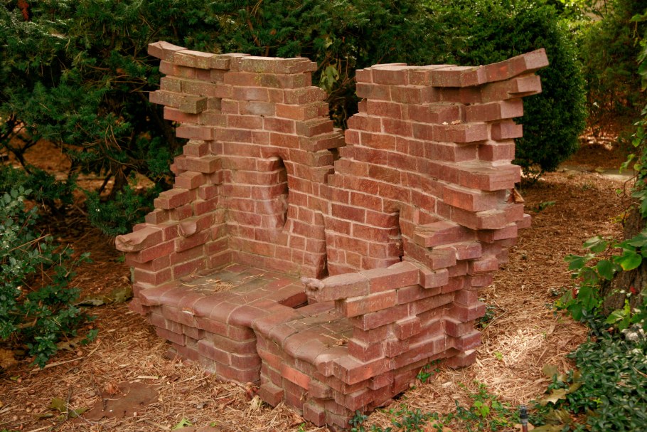 Скамейка на кирпичах