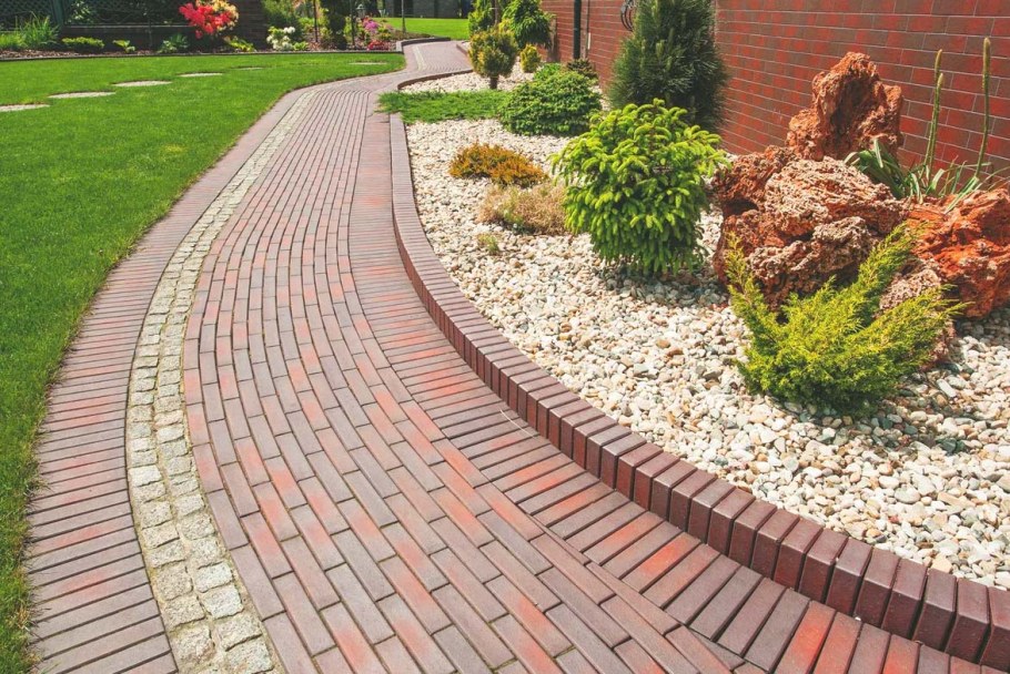 Мощение дорожек клинкерным кирпичом