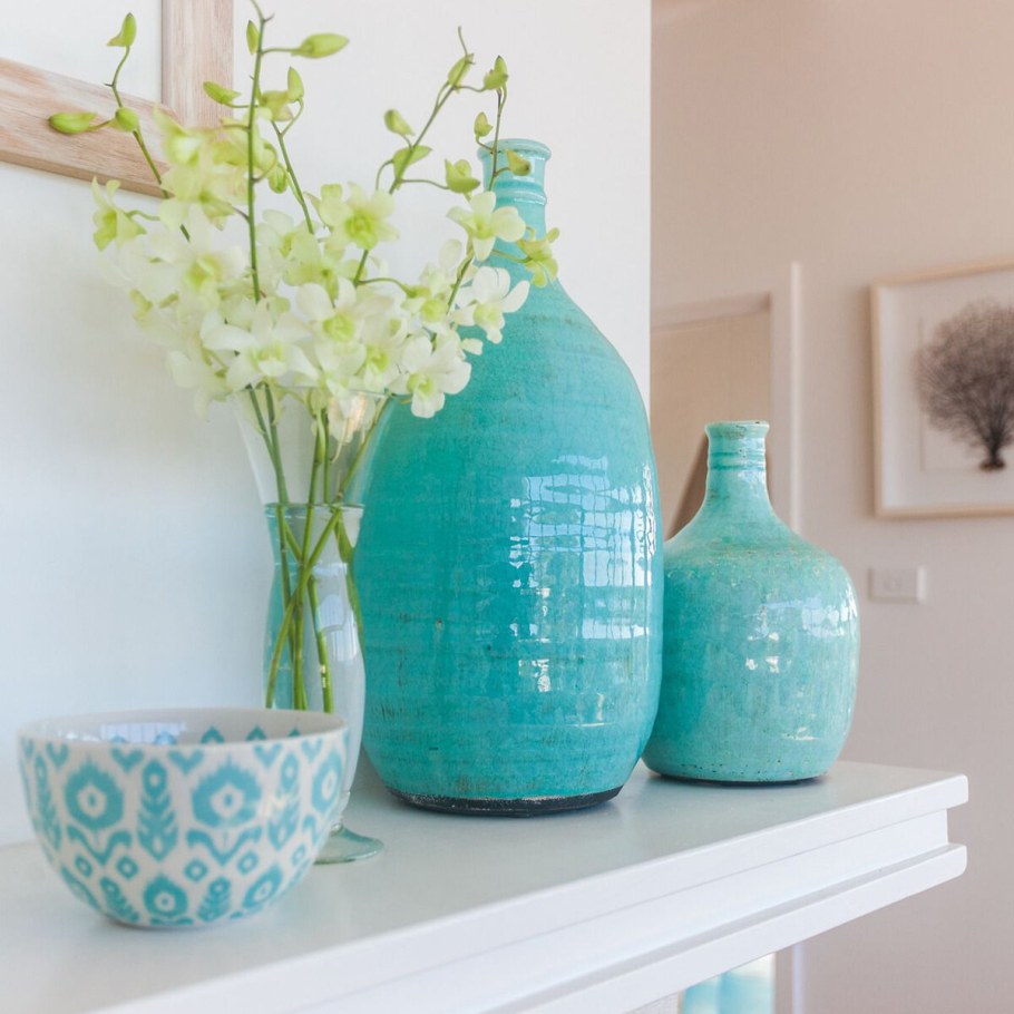 Голубые вазы в интерьере
