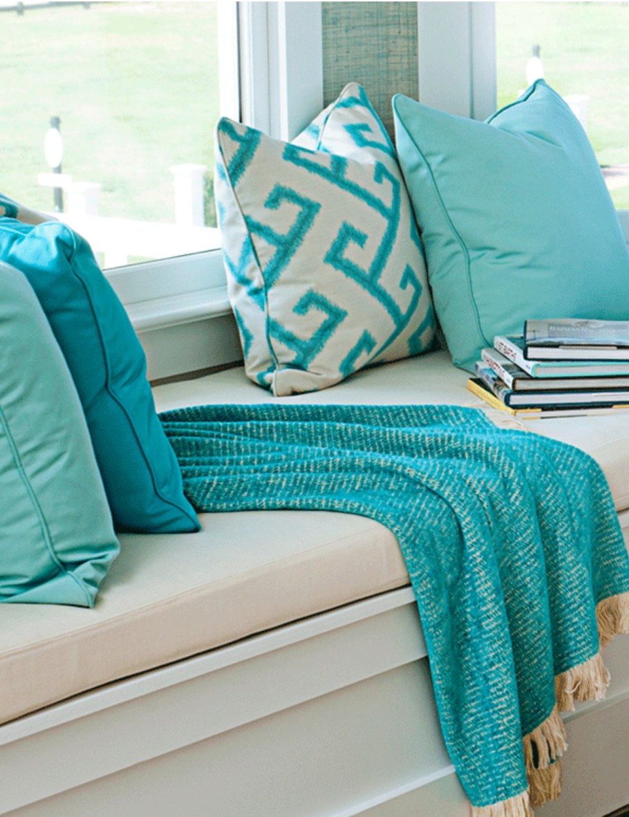 Бирюзовые подушки в интерьере
