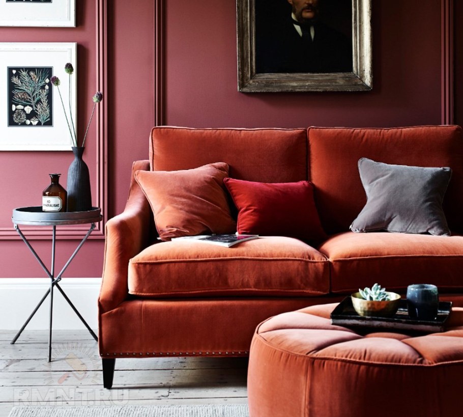 Диван терракотового цвета