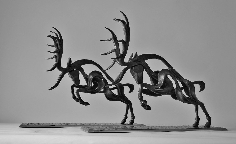 Современная скульптура из металла