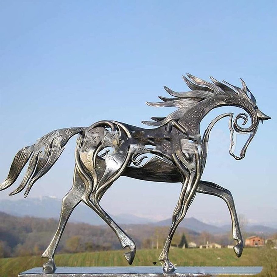 Конь из металла