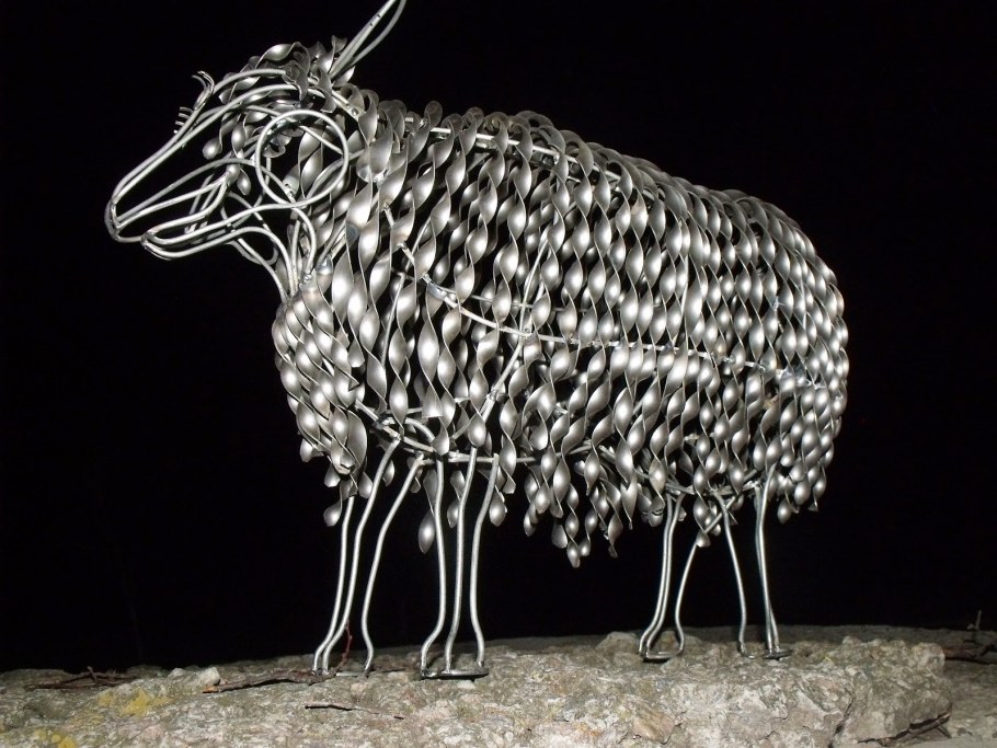 Ажурная скульптура из металла